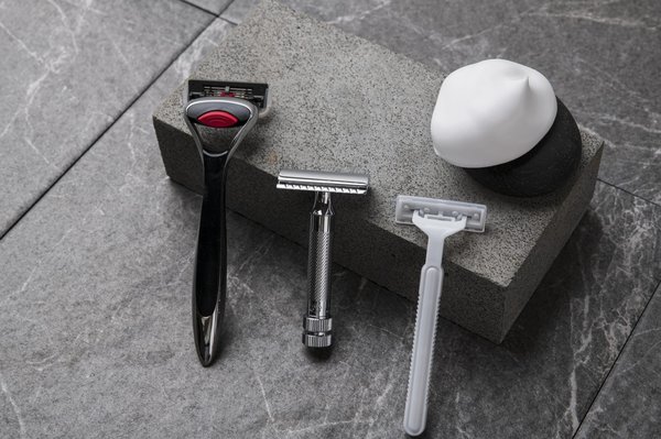 Rasage Traditionnel vs Rasage Moderne: Avantages et Inconvénients