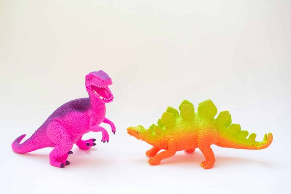 Quels sont les avantages des peluches dinosaure par rapport aux autres jouets ?